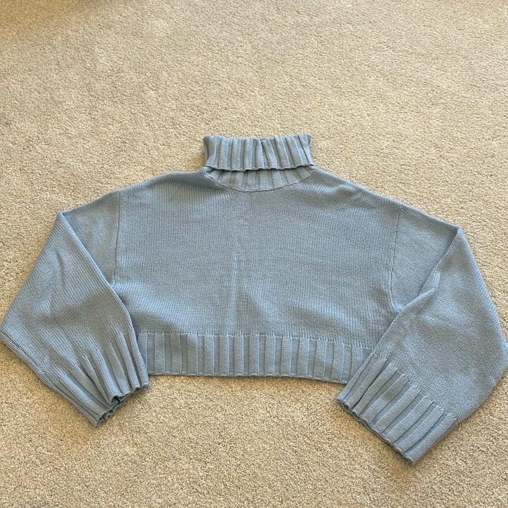BABY BLUE CROPPED TURTLENECK